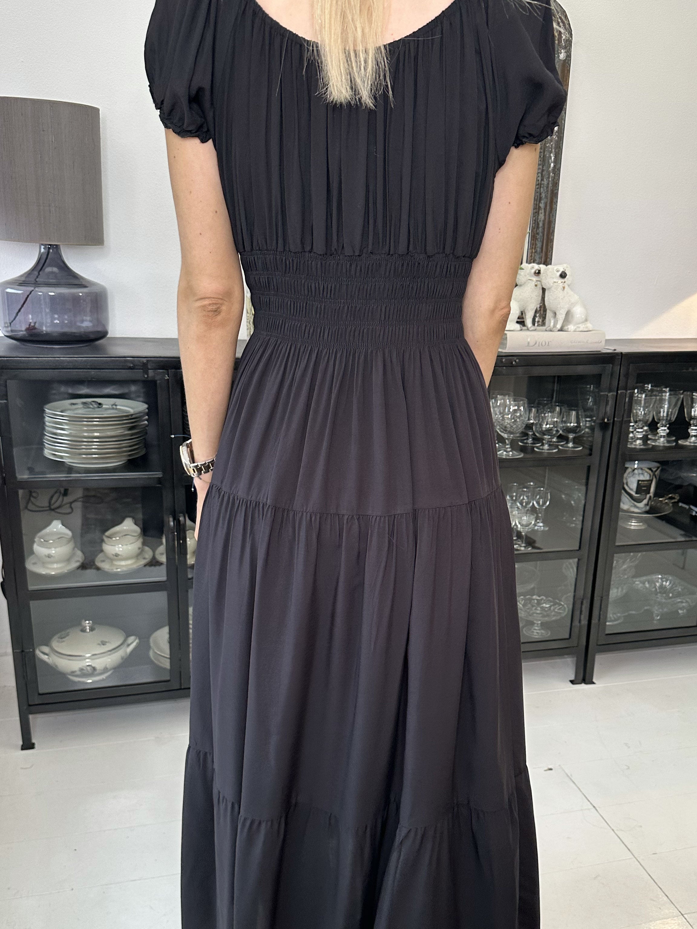 Finalia Plain - Lång söt klänning med puffade ärmar och elastisk midja